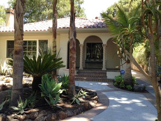 Palo Alto driveway with clay tile border