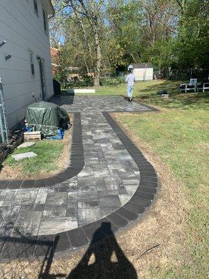 Sidewalk whit patio paver and border