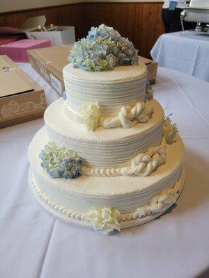 Our lovely cake maker taught herself how to make these nautical knots for our PIBYC wedding!  Thank you!