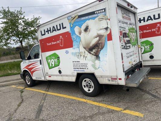 Again not a pickup but box truck with small hitch on the back that wouldn't work