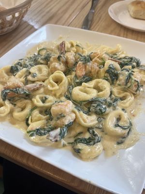 This is insane! Tortellini with shrimp and spinach