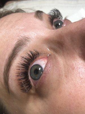 Hybrid eyelash extensions are a mix of classic lashes and volume lashes to give your eyes that extra flare you're looking for!