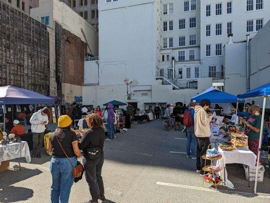 'flea' vendor market