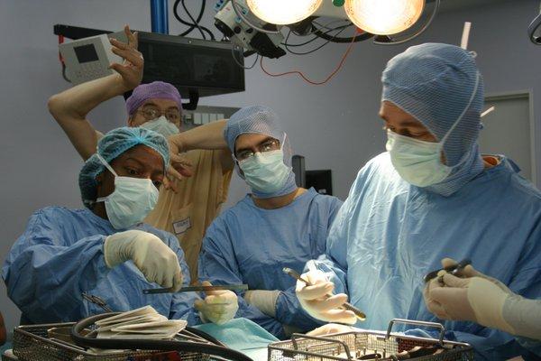 Dr. Nia Banks and surgerical team prepping for a procedure.