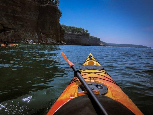 kayaking along pictured rocks