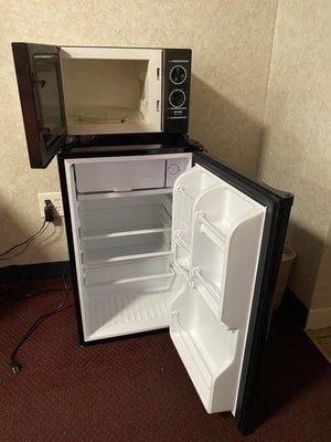 Fridge & microwave, very clean too.