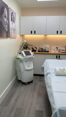 Antiaging Zone  Give more life to your years. Venus Versa  Photo Facial (IPL) Hair removal,  Acne Fractionated, pores and skin thighs