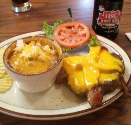 My favorite meal here. The Sirloin bacon cheese burger and their delicious chili. Yum! It's delicious!