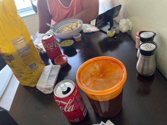 Pedimos una birria y un pozole y la verdad esta muy rico todo me encanta la comida de ahí y un servicio al cliente excelente