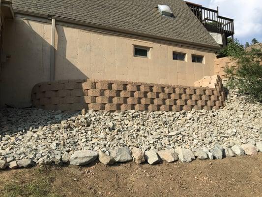 Retaining walls with rock layers for maintenance-free design