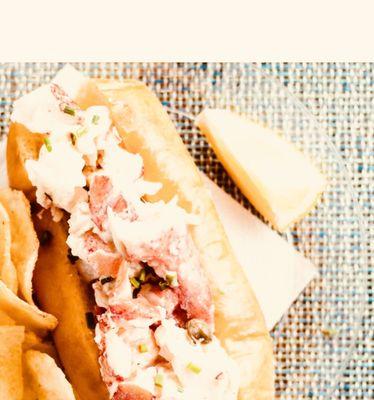 LOBSTER ROLL FRESH LOBSTER PLATED WITH FRENCH FRIES