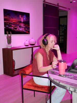 Headphone demo in the Wellness Showroom