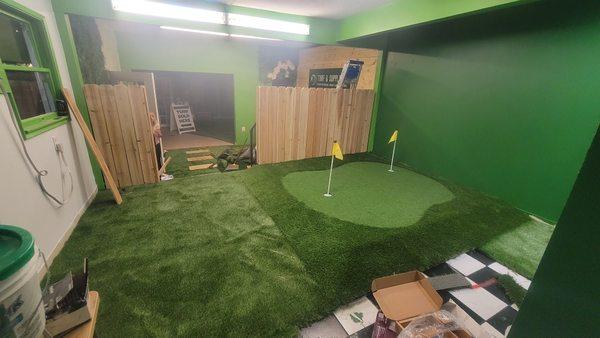 Yes, we have putting green materials at our shop!