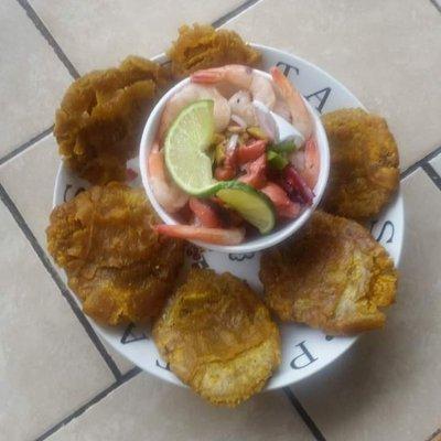 Ensalada de Camarones con Tostones / Shrimp Salad with Fried Green Plantains