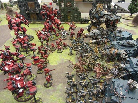 Tau Empire and Chaos Space Marines fight it out on the table top!