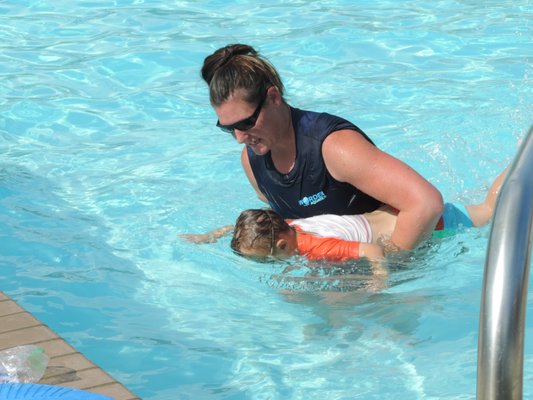 swim-lessons-spring-hill-tennessee-water-safety-floating-in-the-water