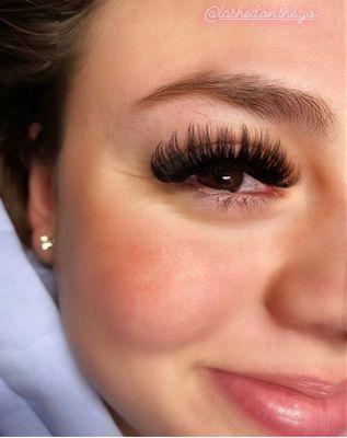 Mega Volume Lashes