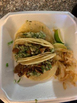 Tacos de tripa and taco de chicharrón.