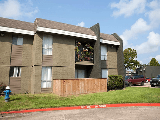 Ravenwood Apartments - Exterior & Balconies