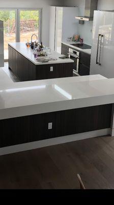 Island white quartz stone tops