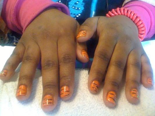 Short tiger-striped nails