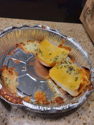 Garlic bread with mozzarella.