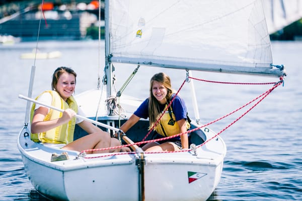 Learning to sail with your friends is fun and easy to do