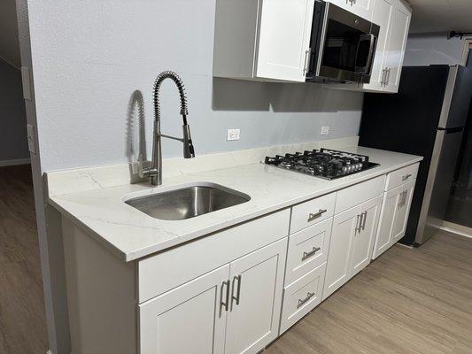 Avenza Quartz Kitchen with splash