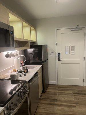 Spacious kitchen with fridge, microwave oven, 4 burner range with oven, bakeware, oh myyyy! Perfect kitchen in queen studio.