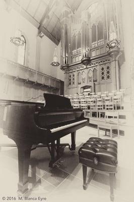 Classic shot of the piano and the enormous pipe organ @ Covenant Presbyterian Church in Nashville, TN.  20160503