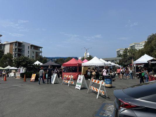 Small market in corner of parking lot