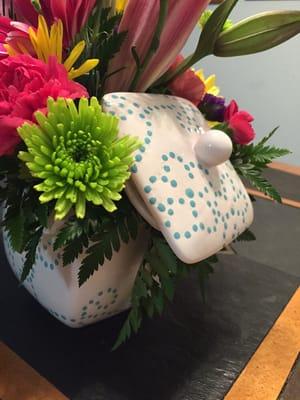 Adorable "vase" that can be used as a trinket box after the flowers are gone.