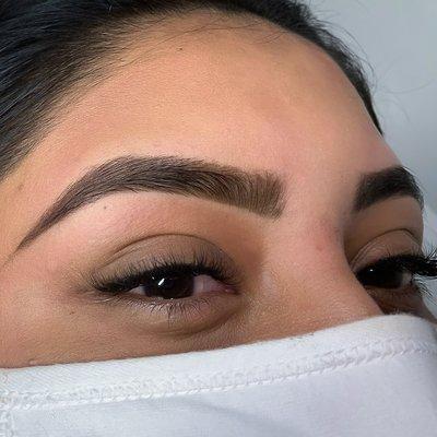 Diseño de cejas con Henna