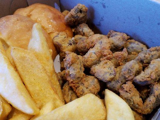 Gizzard with fries and dinner roll