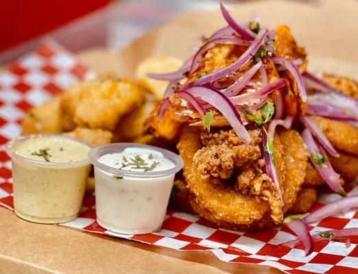 Fried shrimp, calamari,white bass fish, served with tartar, sarza criolla and yucca fries