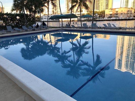 Superbe grande piscine sur le bord de l'Intracoastal où vous pouvez admirer les superbes bateaux  y navigant.