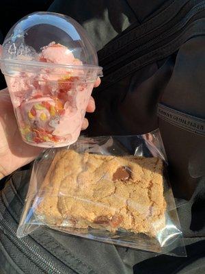 Small strawberry ice cream w/ fruity pebbles and blonde brownie!!!