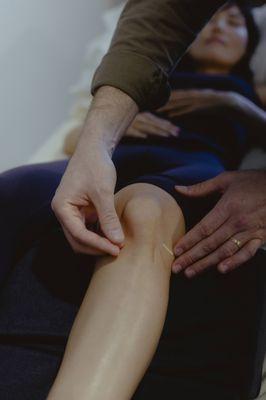 Acupuncture can help a variety of knee conditions including ligamentous sprain, osteoarthritis, patellofemoral syndrome and traumatic injury