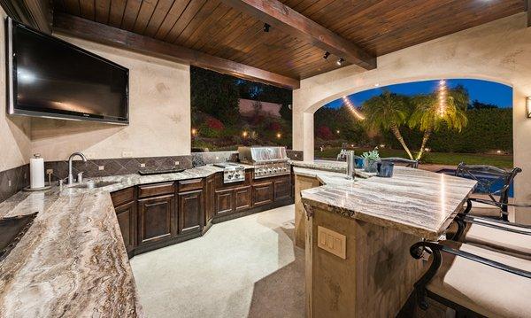 Beautiful outdoor kitchen in Villa Park