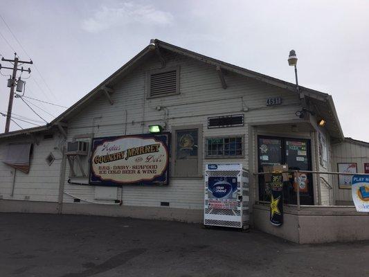 You see this liquor store?  Faron's BBQ is right @ parking lot