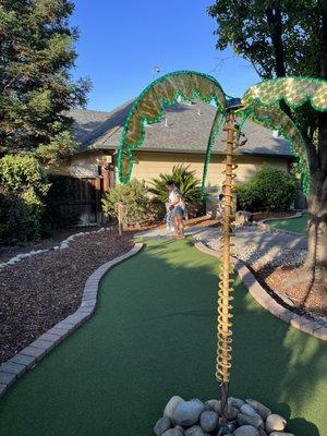 Miniature golf (18 holes).