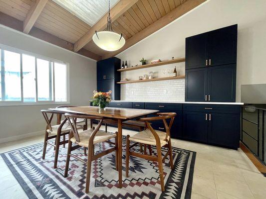 Open dining area to kitchen