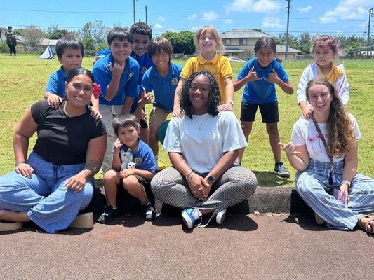 Hui 2 kumus (teachers) hanging with some students during recess