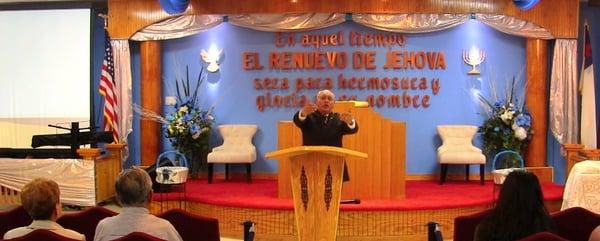 El Pastor Espinel del Renuevo Christian Church en una de sus muy ungidas prédicas.