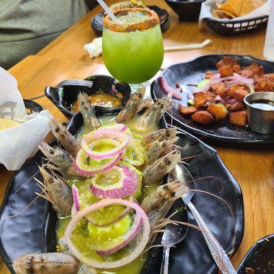 Delicious shrimp, fried fish and natural lemonade.