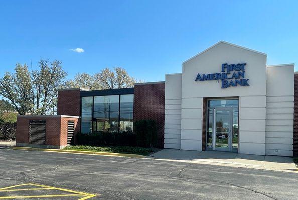 The exterior of the First American Bank Vernon Hills branch