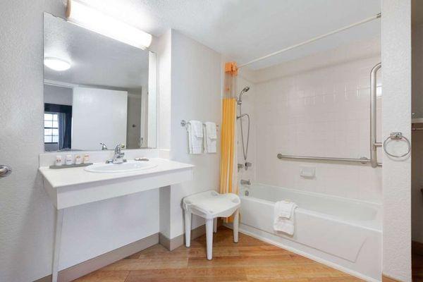 Guest room bath (accessible)