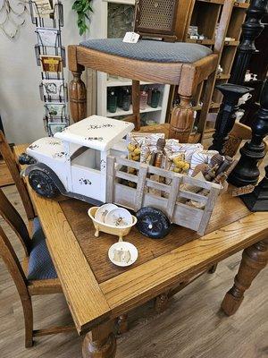 Beautiful antique expanding table with 4 chairs