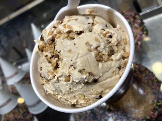 Coffee ice cream with roasted almonds