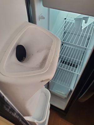 Dirty fridge/freezer with a ice maker that doesn't work